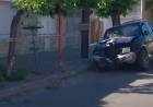 Una camioneta impactó contra un árbol y destrozó el frente de una vivienda