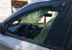 Una persona destrozó un vehículo a golpes de martillo en el centro de la ciudad
