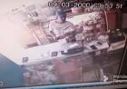 Un delincuente fue captado por las cámaras cuando robó un celular de un local comercial