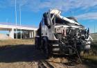 Un camión remolque que transportaba otro camión embistió al puente naranja tras no darle la altura