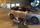 Accidente de tránsito entre un auto y una moto, una persona sufrió heridas