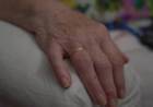 Le roban una alianza de oro a mujer de 91 años, en plena calle y con engaños