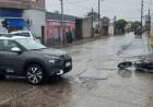 Accidente de tránsito entre una moto y un auto en la esquina de Alem y Saavedra
