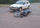Una adolecente herida tras un choque entre un auto y una moto