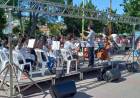 Comidas, artesanías y bailes típicos de las colectividades en la Plaza Belgrano