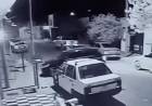 Video: Así dos delincuentes abrían un garaje y robaban un auto