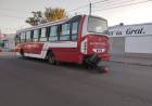 Un moto delivery resultó herido tras impactar contra un colectivo de línea