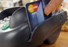 Desde este viernes, se habilitan los pagos en dólares con tarjetas de débito y códigos QR