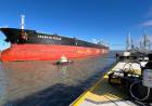 Amarró en Puerto Rosales el imponente petrolero Seaways Pecos