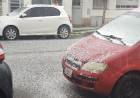 Una lluvia de pequeño granizo sorprendió a todo el distrito