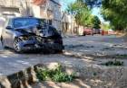 La calle estaba cerrada, pasó a alta velocidad y cayó en un pozo de reparación del hormigón