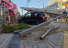 Una joven perdió el control del auto y destruyó el deck de un bar en pleno centro
