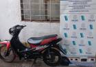 Hallaron una moto robada oculta entre pastizales