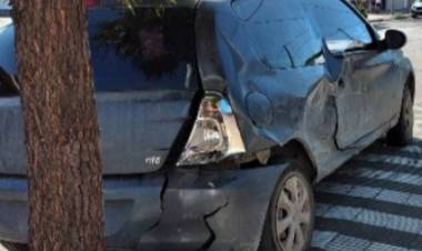 Accidente de tránsito entre dos autos en la esquina de San Martín y Buchardo
