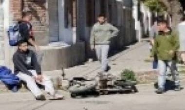 Chocaron dos motos en la esquina de Murature y San Martín