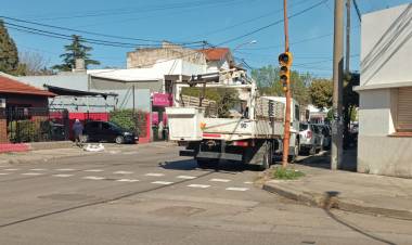 Fueron instalados los nuevos semáforos en la esquina de Mitre y 25 de mayo