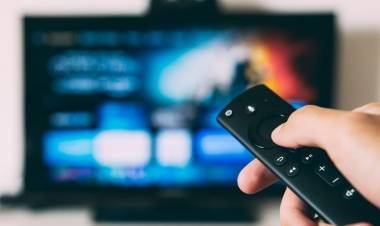 Autorizan dos subas para la telefonía, internet y televisión