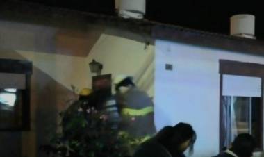 Bomberos Voluntarios acudieron al incendio de una vivienda del Barrio Centenario