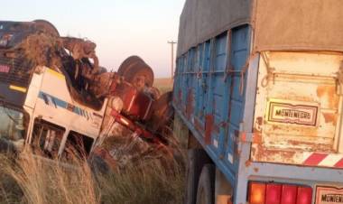 Un camión volcó en ruta 3 a pocos kilómetros de Bajo Hondo
