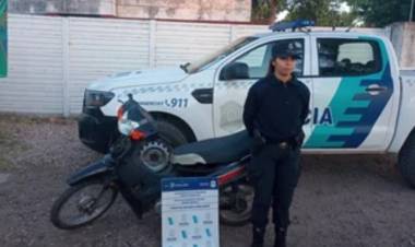 Detuvieron a un hombre cuando remolcaba una moto robada