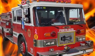 Bomberos Voluntarios acudieron al principio de incendio en un auto