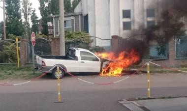 Una camioneta se incendió a metros de una estación de servicio