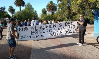 Vecinos rosaleños realizaron una manifestación en la Plaza Belgrano por el aumento del pasaje de la línea 319