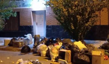 Arrojaron residuos frente a la sede del Sindicato de Municipales de Coronel Rosales