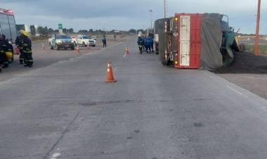 El acoplado de un camión volcó en la zona de El Triángulo en ruta 3