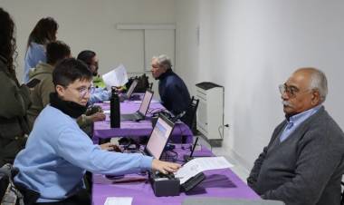 Veteranos de Malvinas tramitan un nuevo DNI con su reconocimiento en Villanueva 375