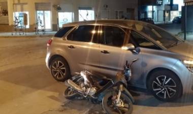 Accidente de tránsito entre un auto y una moto, una persona sufrió heridas