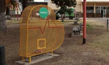 El Municipio instaló un “Eco Corazón” para colectar tapitas plásticas en el ingreso al Hospital Eva Perón