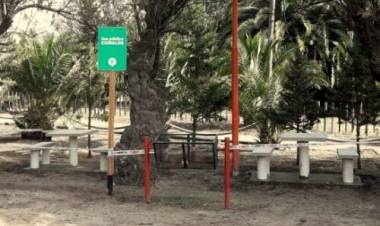 El Municipio de Coronel Rosales instaló nuevos juegos de mesas y bancos en Plaza de Villa del Mar  