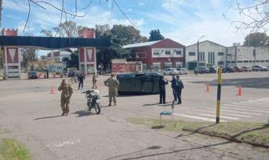 Vuelco de un auto dentro de la Base Naval