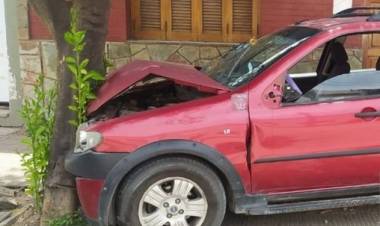 Un auto chocó contra un árbol en 9 de julio al 200