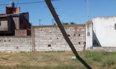 Quejas de vecinos porque todavía hay postes en mal estado tras el temporal del mes pasado