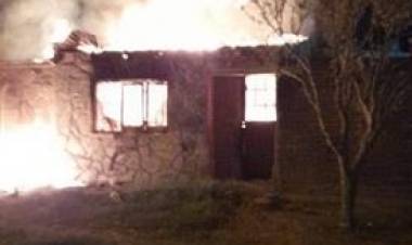 El dueño de la casa incendiada dijo que “los daños fueron totales, me quedé sólo con lo puesto”
