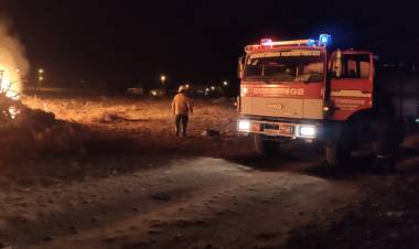 Intensa labor de Bomberos Voluntarios en incendios forestales