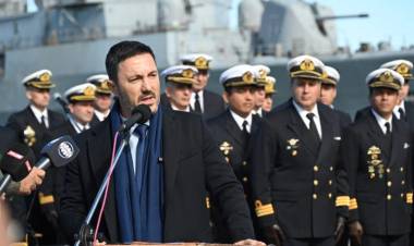 El Ministro de Defensa Petri evitó referirse a los recortes del personal civil de la Armada
