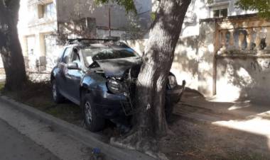 Una camioneta chocó a un auto, se subió a la vereda e impactó contra un árbol