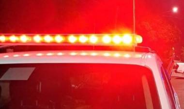 Un carro perdió una rueda y quedó varado en calle Rosales al 400