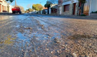 Un colectivo resbaló por la escarcha y chocó un auto estacionado en Irigoyen y Brown
