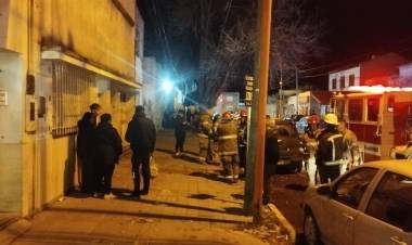Bomberos Voluntarios acudieron al principio de incendio en una vivienda de Urquiza al 700