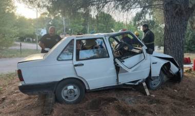 Un auto chocó contra un árbol en Pehuen Co, dos personas heridas