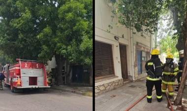 Bomberos Voluntarios acudieron al principio de incendio en una vivienda en Paso al 600