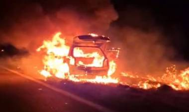 Pérdidas totales en el incendio de un auto en la Ruta 3, en cercanías a la rotonda con ruta 249