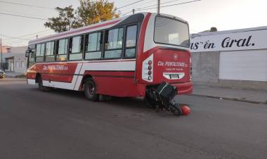 Un moto delivery resultó herido tras impactar contra un colectivo de línea