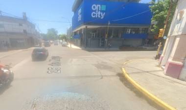 Peligro en la esquina de 25 de mayo y Rivadavia: hoy funcionaban dos semáforos en verde a la vez