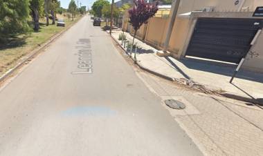 Un vecino denuncia que una máquina del Municipio destrozó su auto