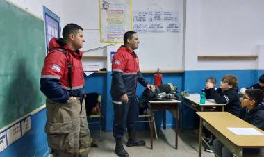 Bomberos Voluntarios de Punta Alta visitan escuelas capacitando a los alumnos para prevenir incendios